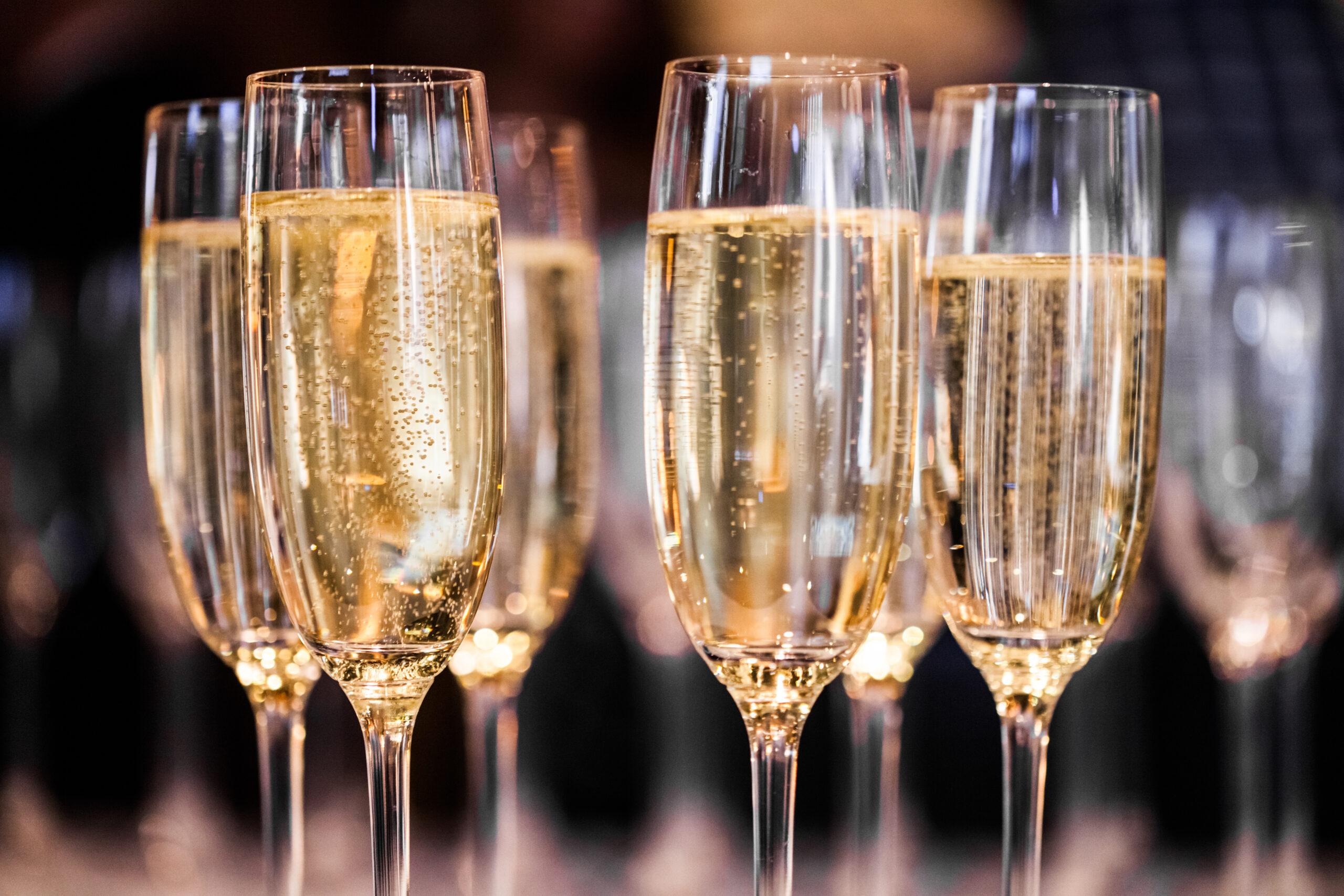 Mehrere frisch eingeschenkte Champagner-Gläser