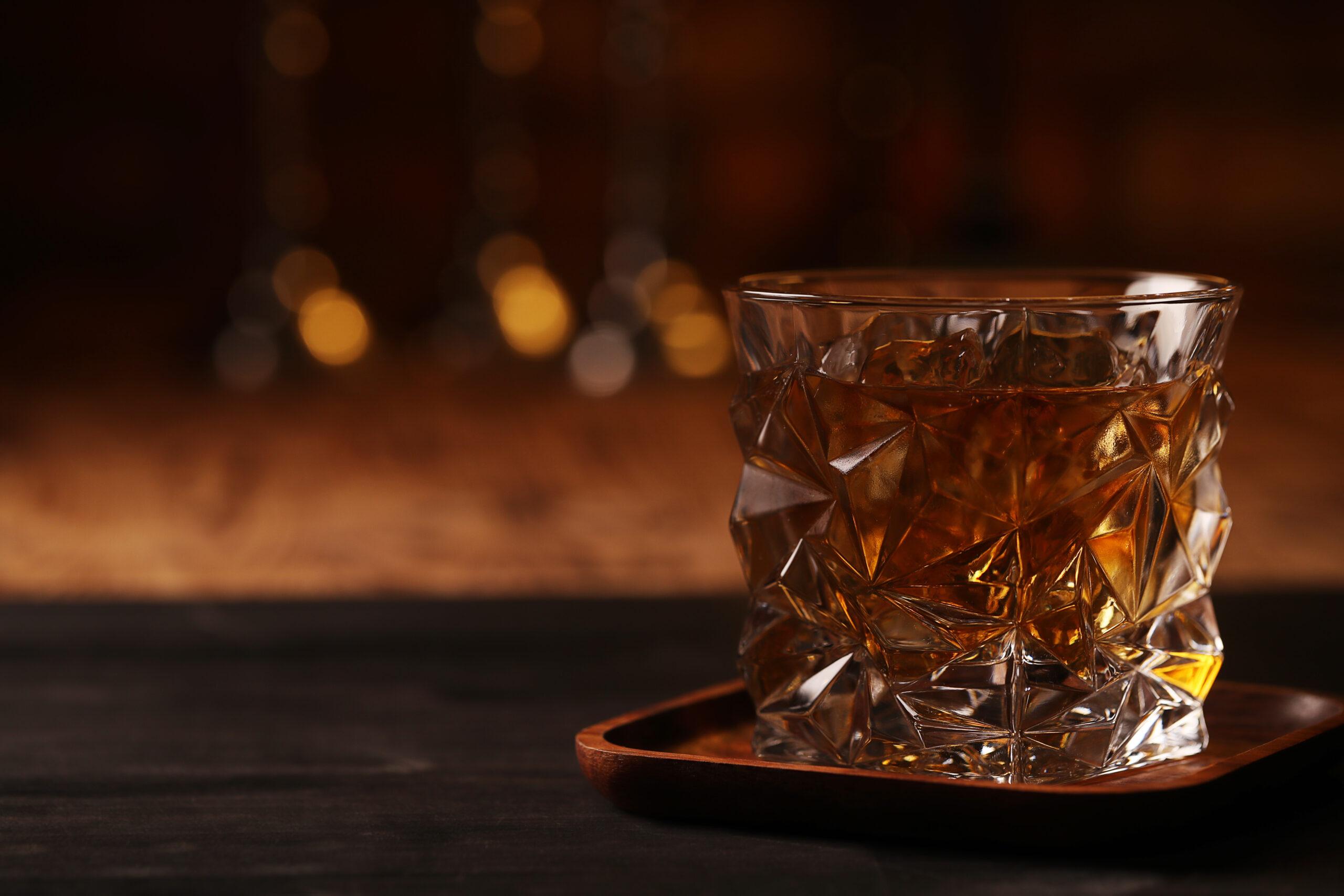 Whisky im verzierten Glas.